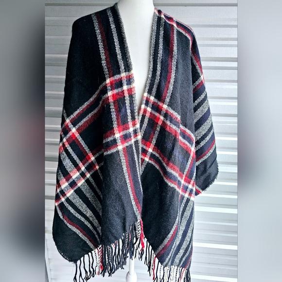Classic Plaid Ruana Wrap - Picture 4 of 6